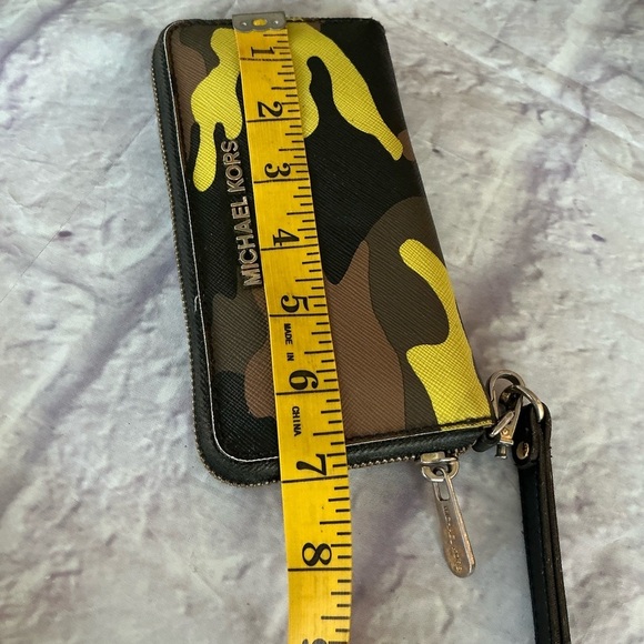 Michael Kors Yellow and Brown Camouflage Bags - Picture 4 of 11